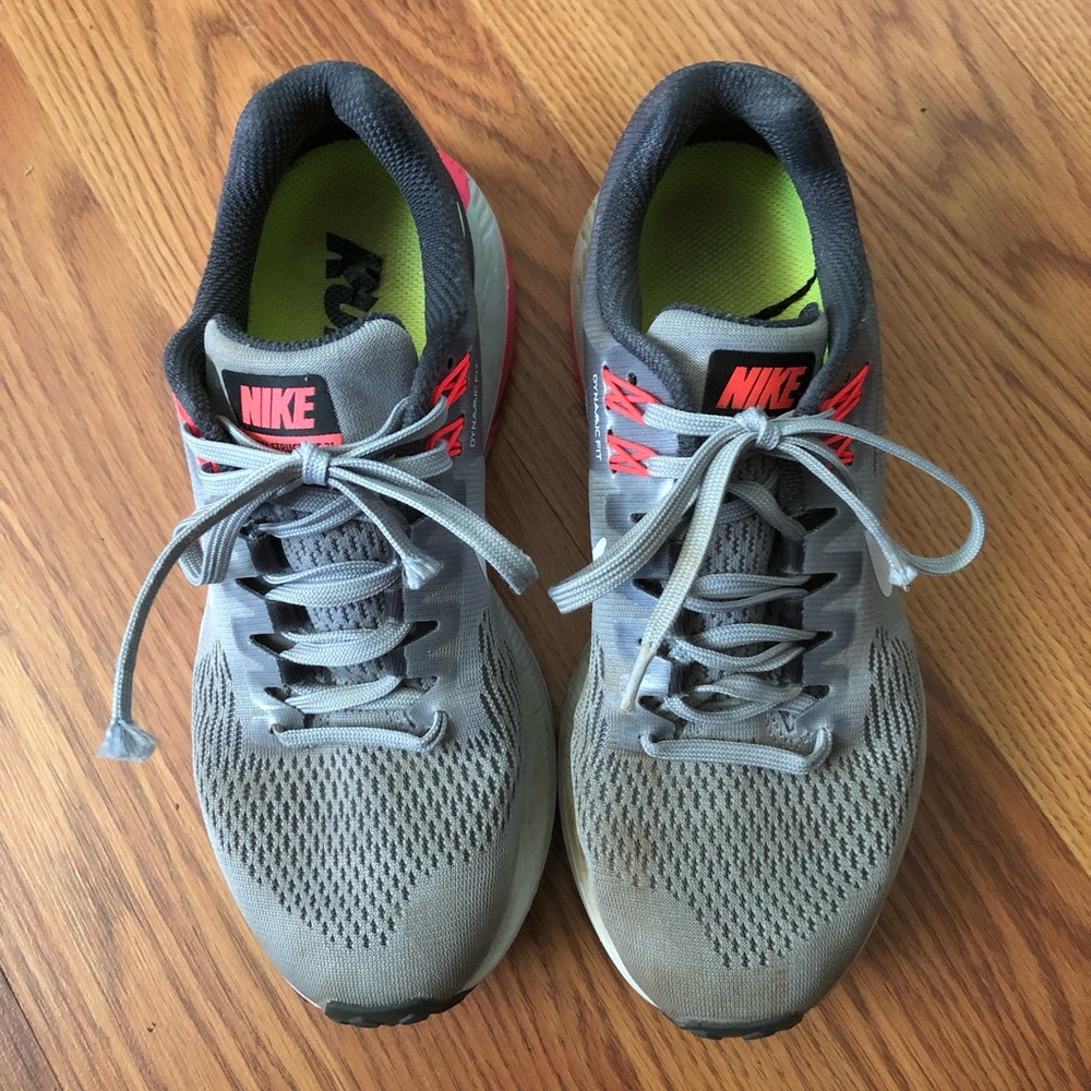 Nike size 6 women tennis shoes